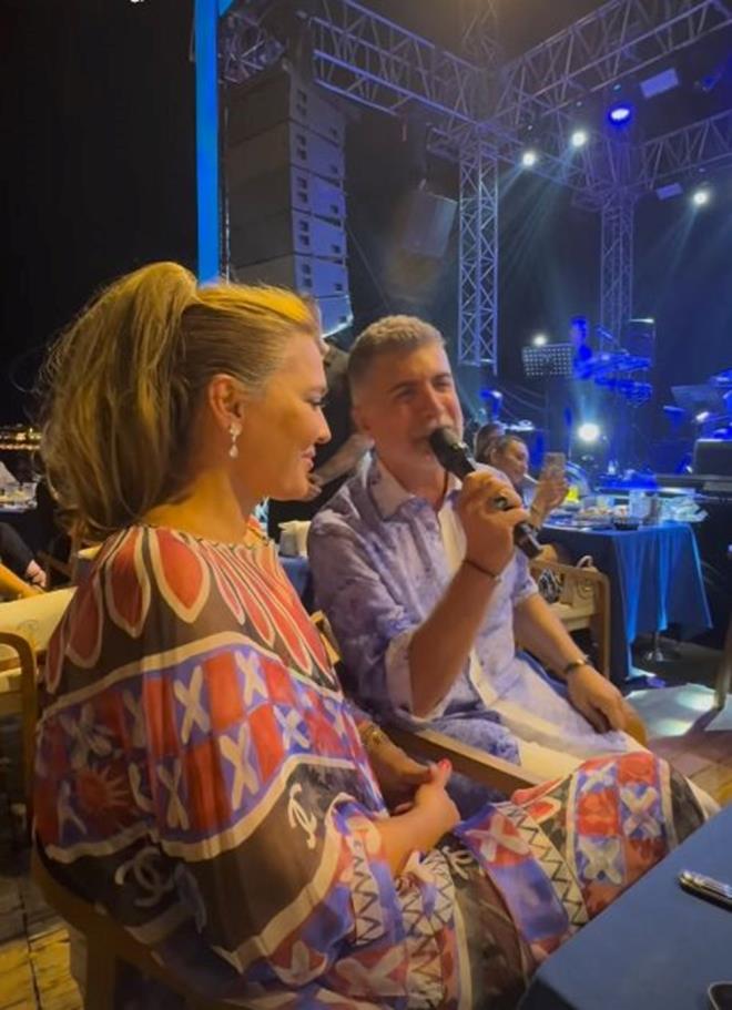 DEMET AKALIN    Bodrum'da tatilin tadn karan Demet Akaln, zcan Deniz'i izlemeye gitti.    Deniz ile birlikte "Nasip Deilmi" adl arky syledii anlar paylaan Akaln, "Hep mutlu ol arkadam ailenle" ifadelerini kulland.