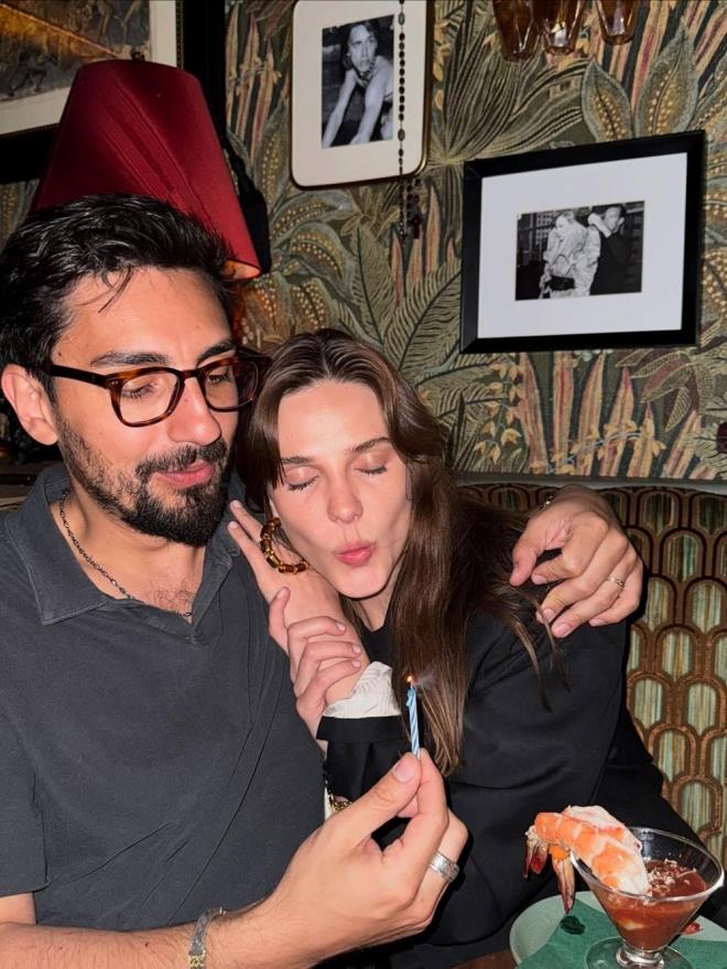 ALNA BOZ-UMUT EVRGEN    Alina Boz ile Umut Evirgen tatil iin Amerika'ya gitti. Boz, eiyle akam yemeinden karesini gzler nne serdi.