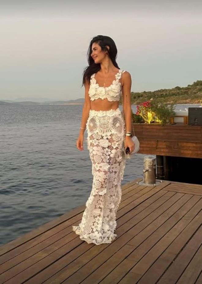 NESRN CAVADZADE    Oyuncu Nesrin Cavadzade, Bodrum'da tatilin tadn karyor. nl isim, katld bir davette beyazlar iinde poz verdi.