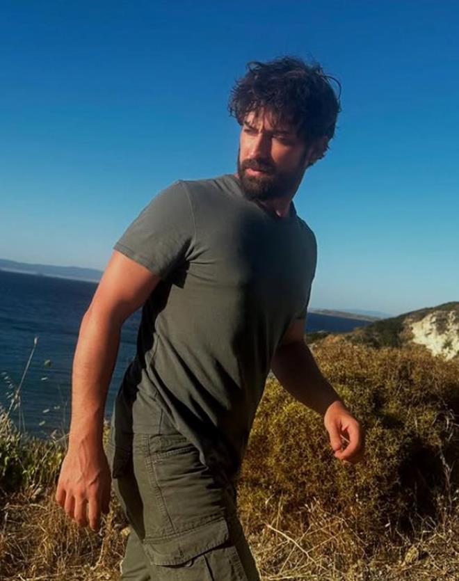 ALP NAVRUZ    Oyuncu Alp Navruz da tatilde verdii pozu sosyal medya hesabndan paylat.