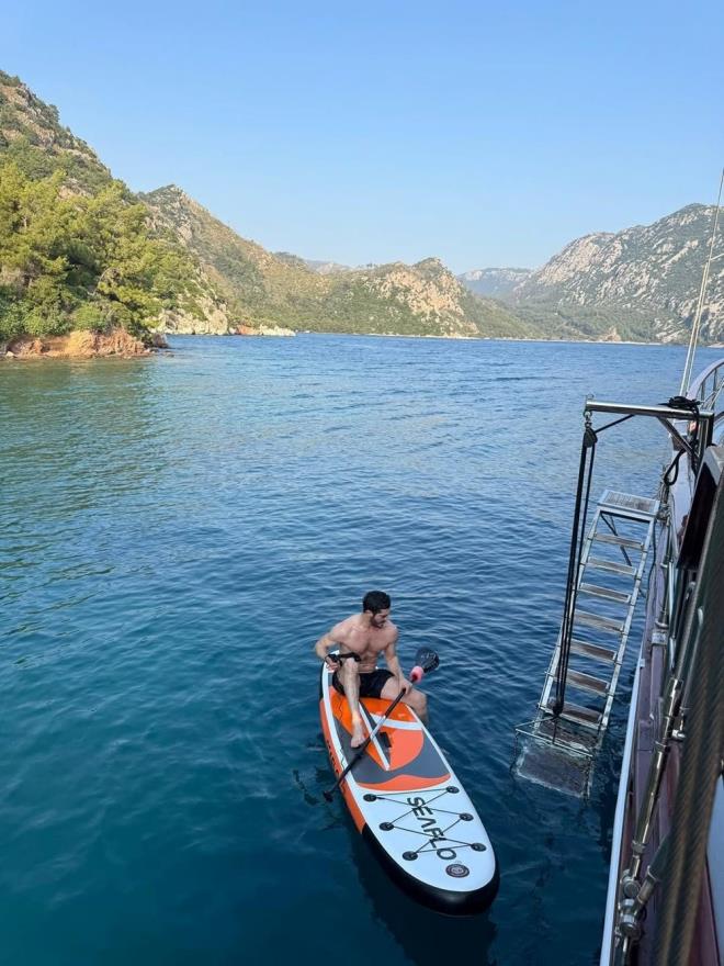 BURAK DENZ    Tekne tatiline kan oyuncu Burak Deniz, keyifli anlarn takipilerinin beenisine sundu.