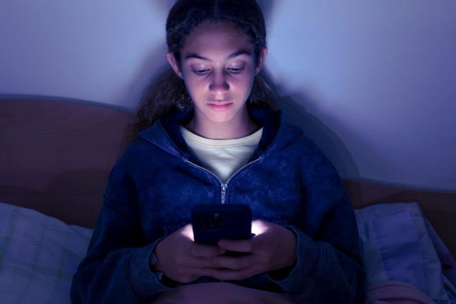 ARKADA ETKS BYK    Queensland niversitesi?nde doktora rencisi olan Giang Vu?nun yrtt aratrmaya gre, elektronik sigara kullanan arkadalara sahip genlerin bu alkanl edinme olasl 15 kat daha fazla.