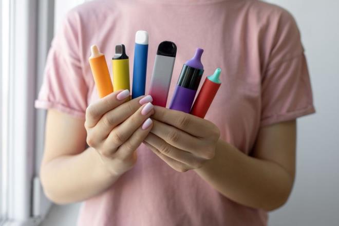 Nicotine and Tobacco Research dergisinde yaynlanan aratrmann sevindirici bulgularndan biri ise ebeveyn onaynn, genler zerinde gl bir koruyucu etkisi olduuydu. Aratrmalara gre, ebeveynlerin vaping?e kar tutumu, genlerin bu alkanla ynelme olasln yaklak yzde 70 orannda azaltyor.    KIZ OCUKLARI ARASINDA KULLANIMI DAHA YAYGIN    Ancak bir baka aratrma daha kayg verici bir tablo iziyor. American Journal of Preventive Medicine?da yaymlanan ek bir almada, genler arasnda THC ve CBD gibi esrar trevlerinin yan sra sentetik kannabinoid ieren maddelerin vaping yoluyla kullanmnn artt belirlendi. Bu maddeleri kullananlarn bazlar henz 12 yanda, hatta daha kk. Ayrca kz ocuklar arasnda kullanm oranlar, erkeklerden daha yksek.