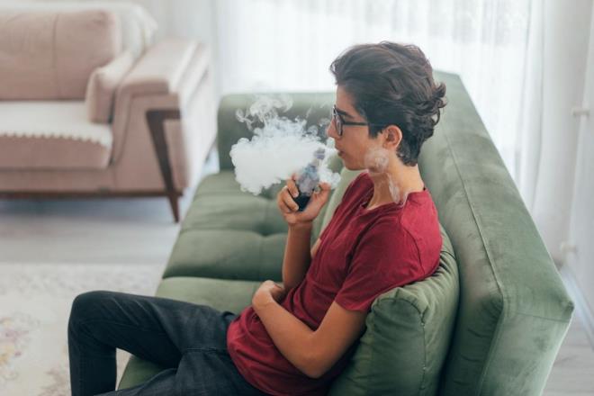Uzmanlar, vaping?in akcier hasar, kalp-damar sorunlar ve akrolein gibi toksik kimyasallara maruz kalma gibi gizli tehlikeleri olduuna dikkat ekiyor. Gelime andaki beden ve beyin yaplar nedeniyle genler, bamlla ve uzun vadeli salk sorunlarna kar daha savunmasz durumda. Chung?a gre, bu maddeler lme bile neden olabiliyor.