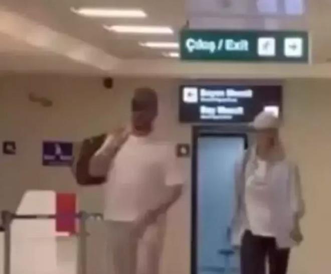 Erken-Akl ilikisinin ortaya kmas sonras; Ece Erken?in gemite Sinan Akl?n eski ei Burcu Kratl?yla arkada olduu ve nl arkcya da o dnem ?enite? diye hitap ettii gndem olmutu.