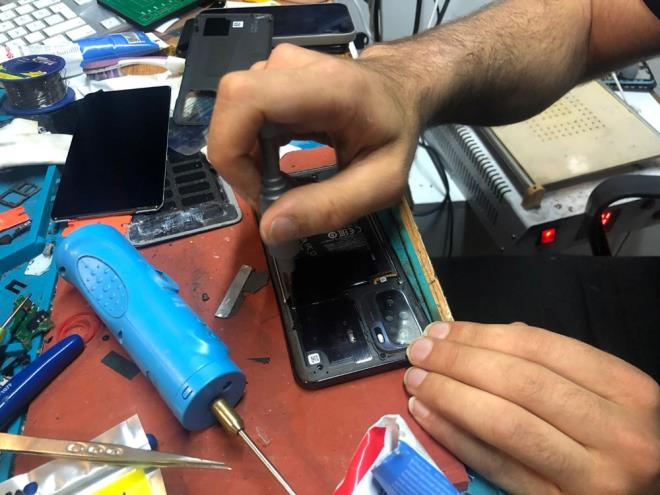 Ya toz tutmu oluyor soket ya da soketin olduu ksmda arza olumu oluyor. Toz biriktii durumlarda ufak maliyetler ile temizleyip cihaz verebiliyoruz ama elektronik bir arza olduysa o zaman soketi direkt olarak deitirmemiz gerekiyor. Son olarak ise unu demek istiyorum vatandalar telefon kullanrken ekran koruyucusu ve klf kullanmaya zen gstersinler. Basit eyler gibi gelebilir ama cihaza ok fazla koruma salyorlar" ifadelerini kulland.