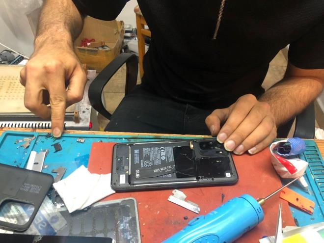 Ayrca telefon tamircisi Kurun, telefonlarn sndktan sonra bir sre soumasn beklemenin de batarya sal iin olumlu olduunu aktard.    Yaz aylarnda vatandalarn kendilerine en ok batarya imesi ikayeti ile geldiini anlatan Mehmet Mahsun Kurun, "Vatandalar telefonlarn arjda kullanmayacaklar. Ayrca telefonlar fazla snd durumda o an telefonu kullanmay brakp soumasn beklemeleri gerekiyor.