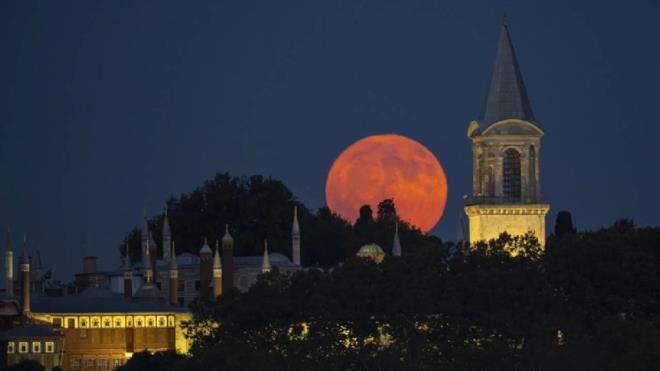 Ay, bu gece Trkiye saatiyle 23.36'da tam dolunay evresine ulat.     ?Ay Yanlsamas? (Moon Illusion) ad verilen ve nadir grlen doa olay nedeniyle ay, turuncumsu bir parltyla ve normalden ok daha bykm gibi kendini gsterdi.    (stanbul)