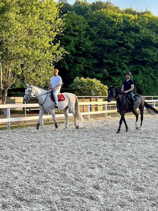 nl oyuncu, atyla ilgilendii ve at bindii anlar takipileriyle paylat. Yakn arkada Engin ztrk de ynemli'ye elik etti.