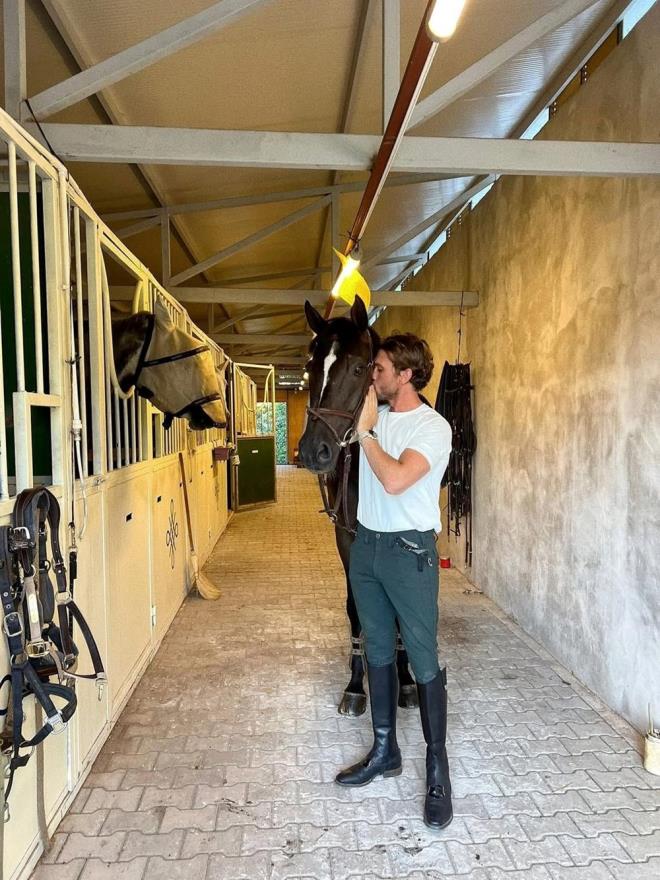 imdilerde yorgunluk atan Aras Bulut ynemli, at iftliinde geirdii keyifli vakti gzler nne serdi.