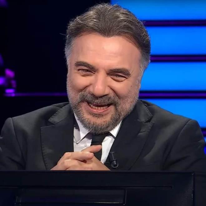 Oktay Kaynarca ise klar grnce, "Editr arkadalarmz programn eski sunucularna selam gndermiler. O isimlerin hepsi oyuncu arkadalarm, abim, hepsi Milyoner'in eski sunucularyd. Kenan Ik' da rahmetle anyoruz" yorumunda bulundu.