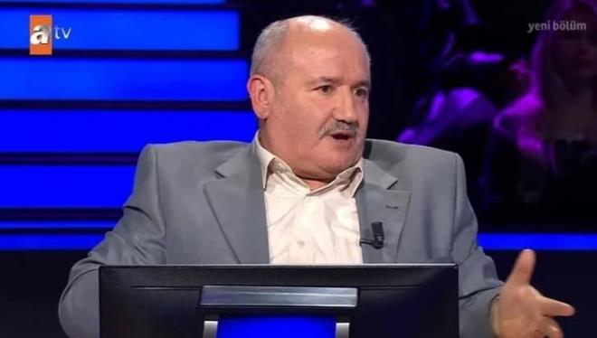 Birbirinden baarl performanslarn gz doldurduu programa katlan Emin Kr isimli bir yarmac, hem karsna kan soru hem de renkli kiiliiyle izleyenlerin yzn glmsetti.