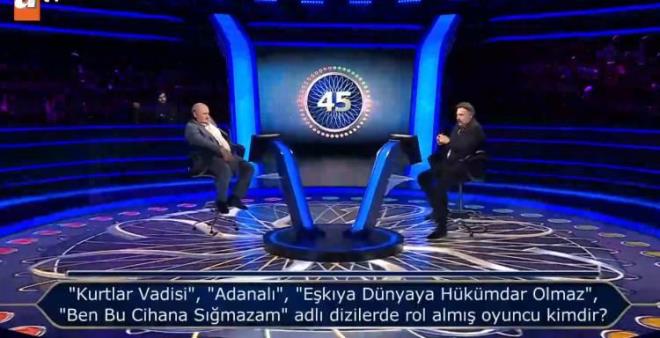 "Kurtlar Vadisi, 'Adanal', 'Ekya Dnyaya Hkmdar Olmaz', 'Ben Bu Cihana Smazam' adl dizilerde rol alm oyuncu kimdir?" sorusunu gren Oktay Kaynarca ve stdyodaki izleyenlerde glmsemesini gizleyemedi.