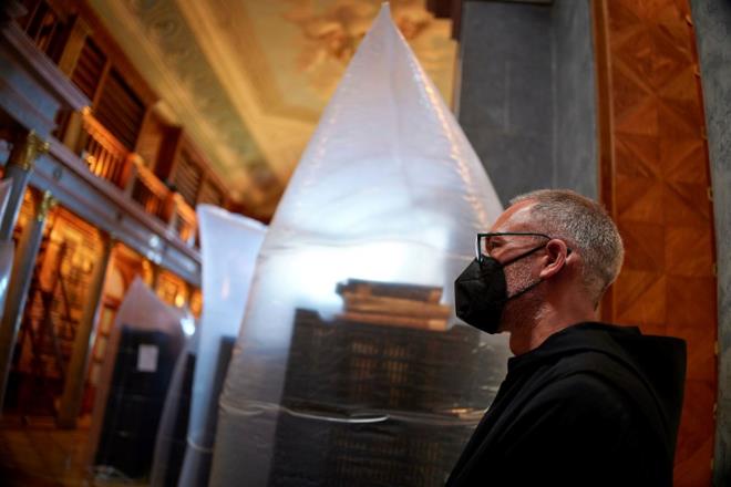 Macaristan?n en eski ktphanesindeki 100 bin kitap, yaanan ?ekmek bcei? istilas sebebiyle yok olma tehlikesiyle kar karya. Kitaplar, kurtarma almalar kapsamnda raflardan kaldrlarak koruma altna alnyor.