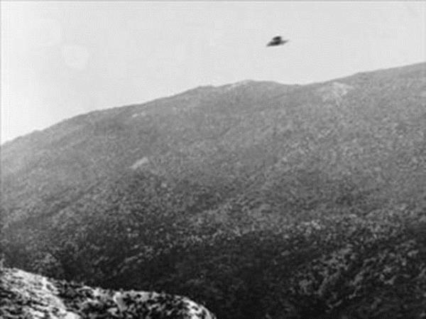 Ordu Hava Kuvvetleri Aratrma ve Gelitirme Departman'ndan General Curtis LeMay, Pentagon'da General Hoyt Vandenberg'le "uan daireler" konulu bir toplant yapar.