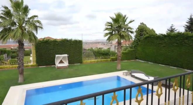 Sadelik ve mtevazilikten holandn her frsatta dile getiren nl trkcnn evinde havuz, yaz bahesi, k bahesi ve konser salonu bulunuyor.