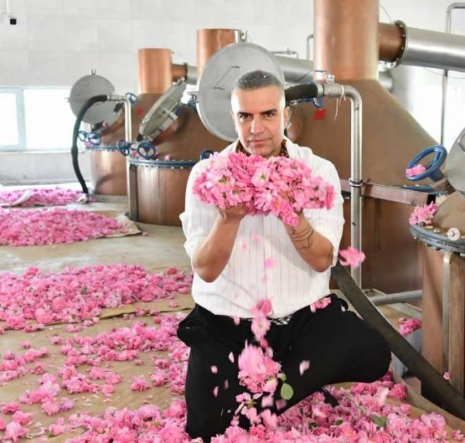 nl trkc getiimiz yllarda varn younu satp memleketine fabrika kurmutu. Kendi markas altnda gl ya ve gl suyu retimi yapan Mardini, lks villasyla dikkatleri zerine ekti.