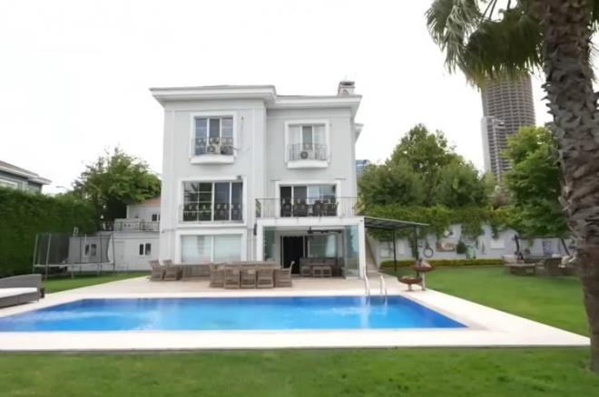 PAYLAIMLARINDA SIK SIK YER VERYOR    Evinin farkl yerlerinde ektirdii kareleri sosyal medya hesabndan sk sk paylaan nl trkcnn,  katl lks villasn da kendisinin dekore ettii renildi.