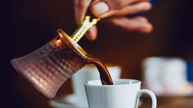 Bu tariften fayda salamak isteyenlerin dikkat etmesi gereken ilk konu, tereyann doal ve katksz olmas. Suni tereyalar hem kilo vermeyi zorlatrabilir hem de salk sorunlarna yol aabilir. Ayrca kahveye eker eklenmemesi gerektiinin alt iziliyor. Karatay?n da yllardr vurgulad gibi, eker saln en byk dman.