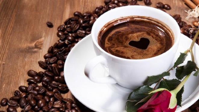 Kulaa ilgin gelse de Canan Karatay?n nerdii kahve ve tereya ikilisi, salkl bir ekilde kilo vermek isteyenler iin gl bir destek sunuyor. Bu iki besin birlikte tketildiinde vcutta uzun sre tokluk hissi oluturuyor, itah bastryor ve ya yakmn tetikliyor. zellikle dk karbonhidrat ve ketojenik diyetlerle birlikte tketildiinde etkisi artyor.