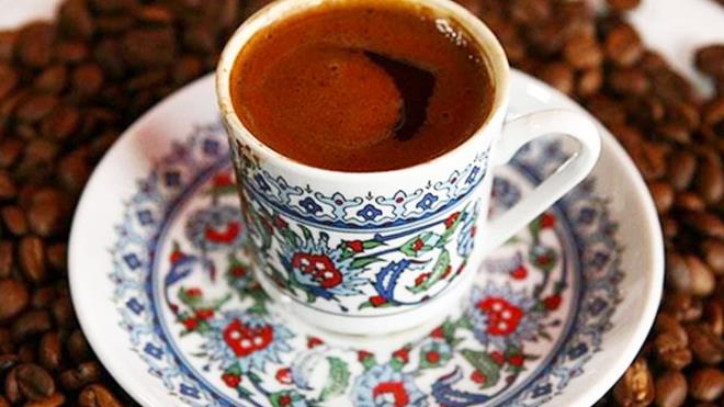 Tm malzemeleri cezveye ekleyin. Ksk atete tereya tamamen eriyene kadar piirin. Kahve kprmeye baladnda ocaktan aln ve afiyetle tketin.