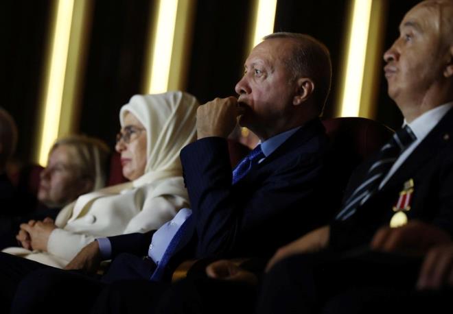 Ei Emine Erdoan ile birlikte 15 Temmuz darbe giriiminin yaand geceyi anlatan "En Uzun Gece" isimli eserin ilk gsterimini izledi.