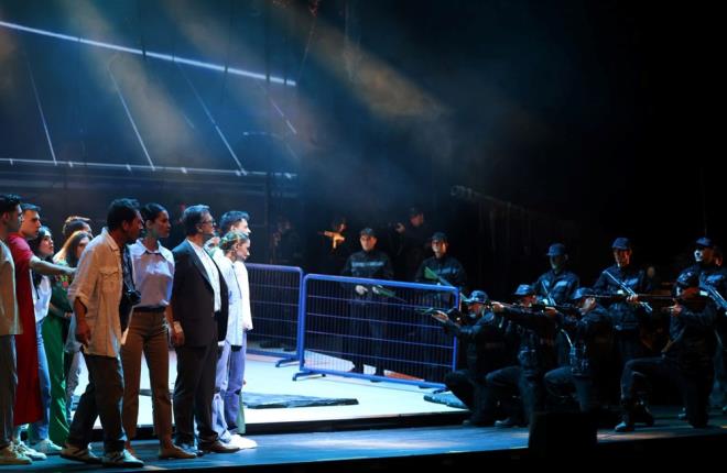 Gsteri sonras Cumhurbakan Erdoan ve ei Emine Erdoan sahneye karak gsteride emei geenleri tebrik etti.