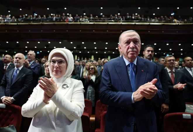 EMNE ERDOAN'DAN PAYLAIM    Emine Erdoan, gsterimin ardndan sosyal medyadan paylamda bulundu.    Emine Erdoan paylamnda, "15 Temmuz?un yl dnmnde ilk temsilini izlediimiz ?En Uzun Gece? destan, milletimizin azim ve inanla yazd o esiz direnii bir kez daha yreklerimize naketti." dedi.    Emine Erdoan, "Bu byk mcadeleyi unutmamak ve unutturmamak iin emek veren herkesi gnlden tebrik ediyorum." ifadesini de kulland..