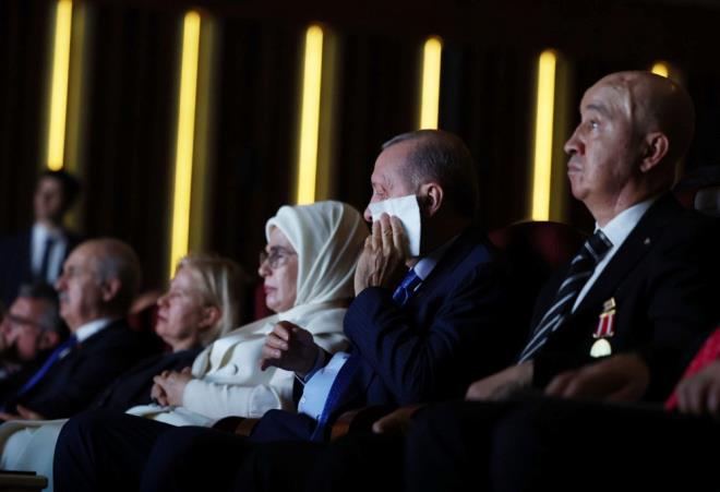 Cumhurbakan Erdoan, temsili izlerken duygusal anlar yaad.