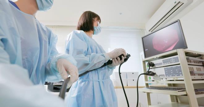 4. BAIRSAK ALIKANLIKLARINDA DEKLK    Kabzlk, ishal ya da dklama sklnda uzun sreli deiiklikler, barsaklarda meydana gelen potansiyel bir soruna iaret edebilir. Dr. Salhab, bu tr deiikliklerin birka haftadan uzun srmesi halinde mutlaka doktora bavurulmas gerektiini belirtiyor.    5. DER BELRTLER    Kolon kanserinin daha az bilinen erken belirtileri arasnda aklanamayan kilo kayb, itahszlk, gece terlemeleri ve tekrarlayan dk ateler yer alyor. Bu semptomlar baka salk sorunlarndan kaynaklanyor olabilir; ancak bir arada grlmeleri durumunda kolon kanserine dair ciddi bir iaret olabilir.