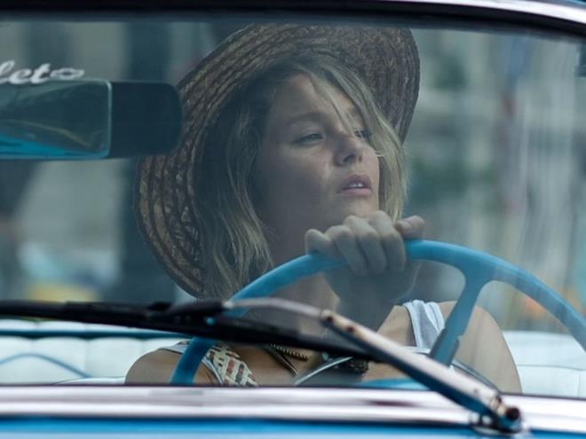 "EMRE LE ESKS KADAR KAVGA ETMYORUZ"    te yandan nl oyuncu, getiimiz aylarda anne olduktan sonra deien hayatn u szlerle anlatmt:    "Her ey ok gzel ilerliyor. Isrlyorum, tekmeleniyorum, salarm yolunuyor ama harika bir sre. Annelik ncesi Burcu'ya el sallyorum, geri gelir inallah. ocuunuz olunca her ey deiiyor. Emre ile eskisi kadar kavga etmiyoruz, daha sakin kaldmz bir dnem yayoruz. Srekli kzmzla ilgileniyoruz."