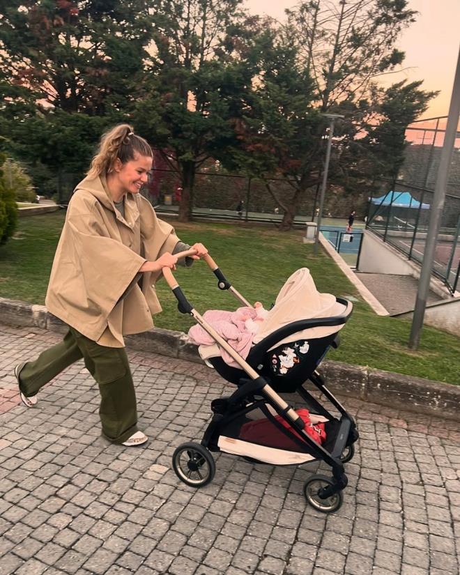 Uzun sredir ekranlardan uzak olan ve imdilerde bebeiyle ilgilenen Burcu Biricik'in kz 1 yana bast.