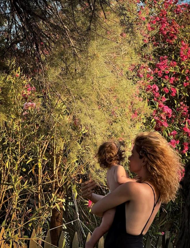 "SEN SEVYORUM LUNA'M"    Burcu Biricik, kzyla fotorafna "Benim canm kzm... Komiim, huysuzum, yengecim, ili ili alayanm, byk katm. Belli ki ar eleneceim, belli ki reteceim. Belli ki f neler neler...Dn dodun imdi 1 oldun. Seni seviyorum Luna?m" notunu dt.    Anne kzn pozuna binlerce beeni ve yorum geldi.