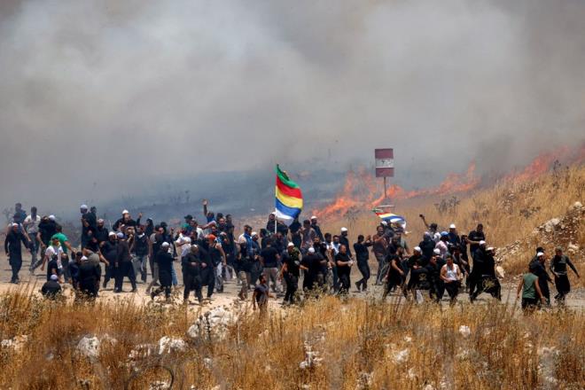 DRZLER NEYE NANIR?    Drzilik, slam?n ii mezhebine bal smaililik kolundan tremi, zamanla ise kendi iinde felsefi, mistik ve batni unsurlar tayan, tamamen farkl ve gizemli bir dini yapya dnmtr. nanlar, halk arasnda sklkla "gizli din" olarak anlr nk retileri sadece topluluk iindeki inisiye olmu kiilere aklanr.