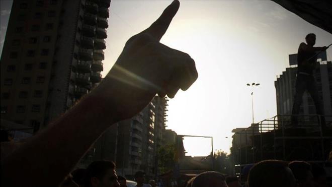 SURYE'DEK DRZLER HANG DNE MENSUP?    Suriye?deki Drziler, Drzilik ad verilen kendine zg dini inanca mensuptur. Resmi anlamda Mslman olarak kabul edilseler de, Drzilik ne Snni ne de ii mezhepleriyle tam olarak rtmeyen, bamsz ve ezoterik bir inan sistemidir. Drziler, Allah?a inanmakla birlikte reenkarnasyon (ruh g), gizli bilgiye eriim ve sembolik ibadet anlay gibi kendilerine has dini grlere sahiptir.    Suriye'de Drziler ounlukla lkenin gneybatsnda, Suveyda (Sveyda) blgesinde yaamaktadr. Bu blge, ?Cebel el-Drz? (Drzi Dalar) olarak da bilinir ve topluluun tarihsel merkezlerinden biridir. Suriye i savanda tarafsz kalmaya alan Drziler, zaman zaman bulunduklar blgeleri korumak iin yerel silahl savunma birlikleri oluturmutur.