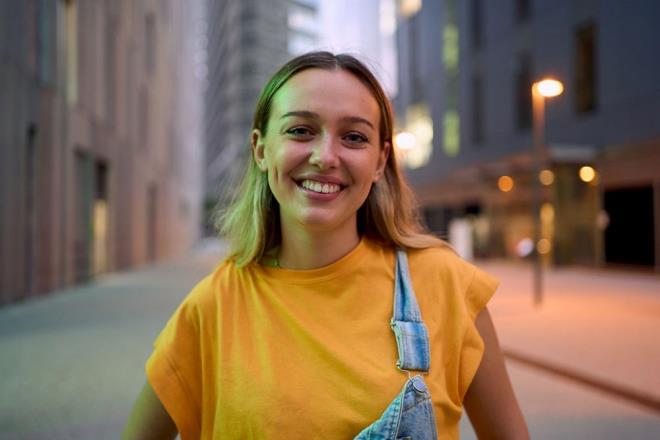 Ankette ayrca katlmclara ?nsanlar hangi yata ekiciliini kaybeder?? sorusu da yneltildi.    Milenyum kuann yzde 44? ve Z kuann yzde 33?, yalanmann otomatik olarak ?ekicilik kayb? anlamna gelmediini belirtti.    ekiciliin saylarla belirlenemeyeceini, davranlarla ilgili olduunu ne sren katlmclar, gen gibi giyinmeye almann ve srekli partner deitirmenin ekicilii ldren alkanlklarn banda geldiini ifade etti.    Anket, ksa sre nce yaymlanan bir bilimsel almann ardndan geldi. Berlin Humboldt niversitesi tarafndan yaplan aratrmada, insanlarn ?yallk? kavramn gemie kyasla daha ge yalarda alglad ortaya kondu.