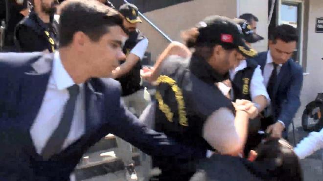 SU DOSYASI KABARIK    Ko'un su dosyas ise hayl kabarak.    Geen yl grevden uzaklatrlan polis memuru rvet ve silah kaakl ile suland.    te yandan emniyette hakknda grevi yaptrmamak iin direnme, tehdit, hakaret, kasten yaralama ve uyuturucudan kayd var.