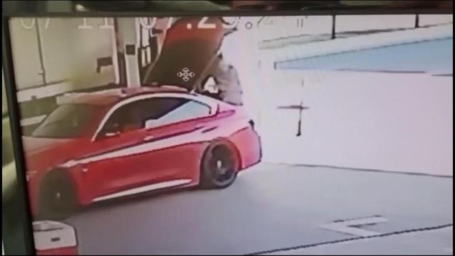 EV KIRMIZIYA BOYADI    Cinayet Esra Tokyaz'n kardei Aye'ye ulaamaynca polise gitmesiyle ortaya kmt.    Kan izlerini gizlemek iin evi kmzya boyad ve bir temizliki tuttuu ne srlen zanlnn durumu gizlemek iin eve parfm skt da ifade ediliyor.