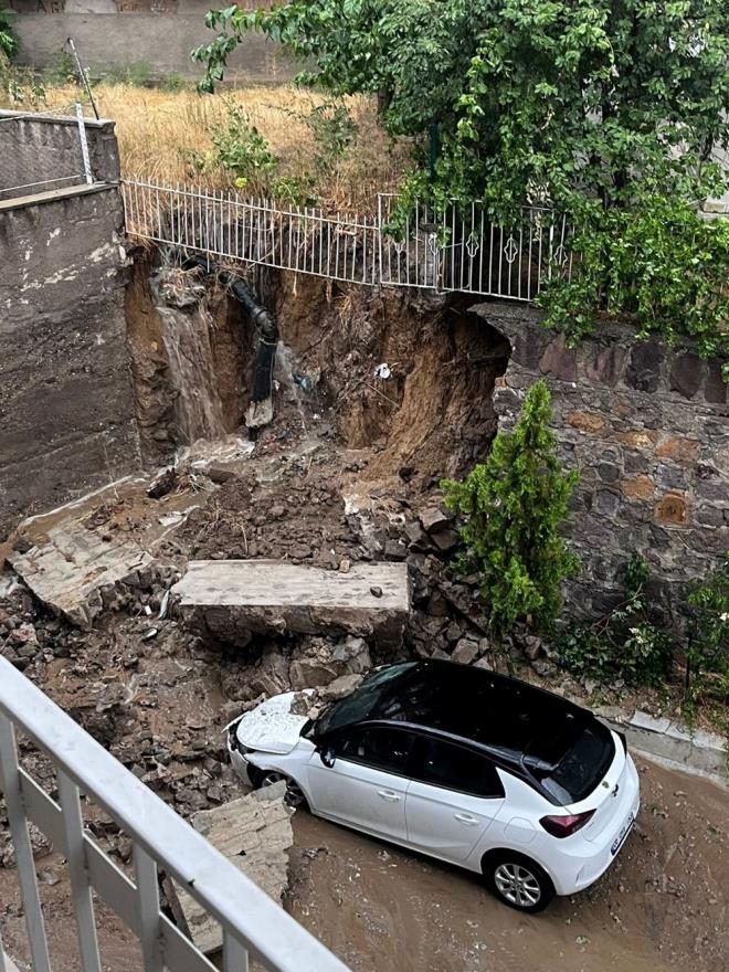 Trafiin youn olduu blgelerde ya nedeniyle ara kuyruklar olutu ve ulam aksad. Ayrca bir binann istinat duvarnn kmesi sonucu bir otomobil zarar grd.