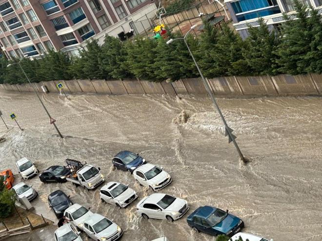 Ya nedeniyle zemin kattaki baz ev ve i yerlerini su bast, kanalizasyonlar tat.    Evlerinde mahsur kalan vatandalar, belediye ekipleri ve evredekilerin yardmyla gvenli alanlara tand.    Yaa hazrlksz yakalanan vatandalar, kapal alanlarda saanan durmasn bekledi.