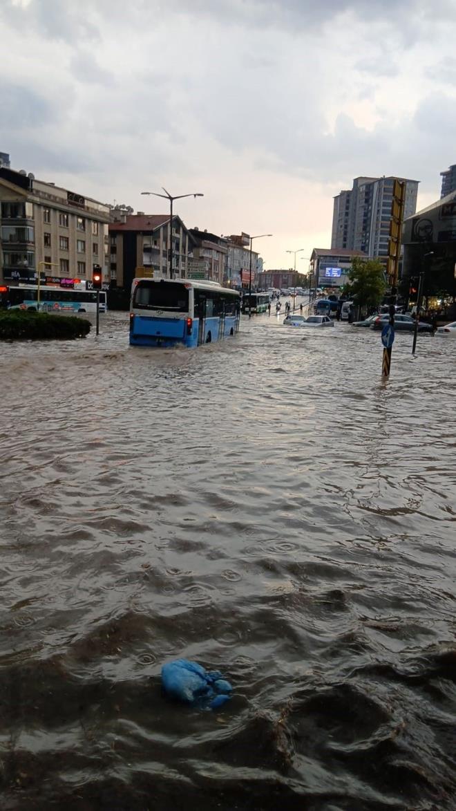 Ankara Valisi Vasip ahin, yapt aklamada, "u anda ok ciddi bir sknt yok. Bir iki alt geitte su dolmas var. Orada ekipler u anda mdahale ediyorlar. nallah ciddi bir kriz olmadan atlatacaz" dedi.