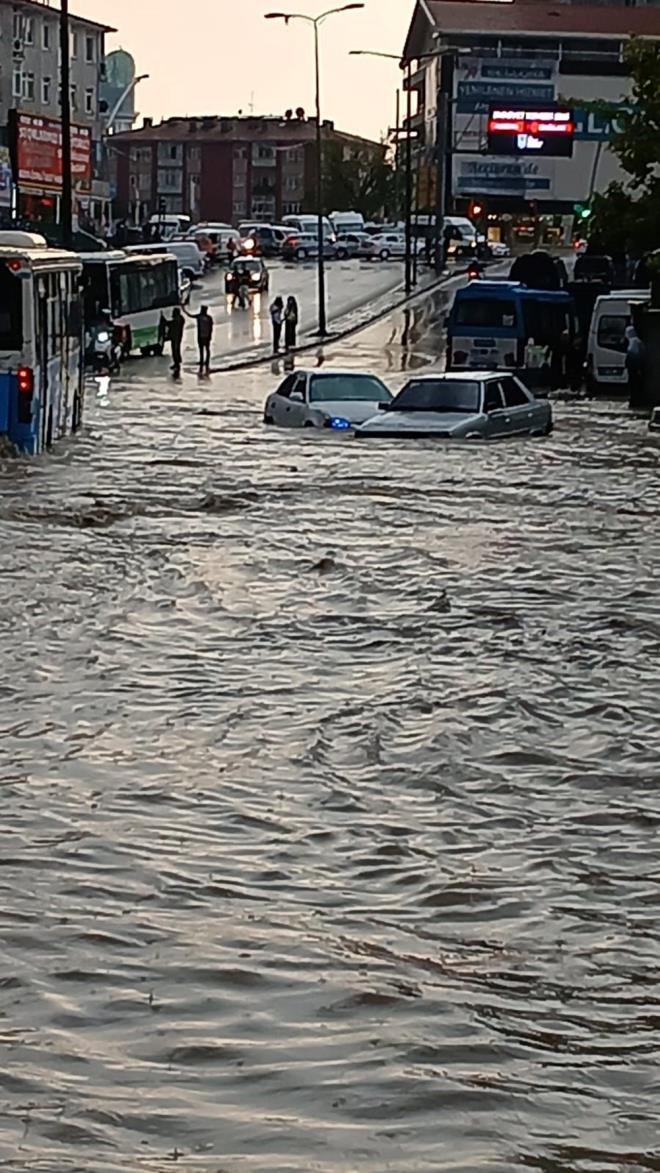 Bakentte saanak ve frtna hayat olumsuz etkiledi.    Kentte, akam saatlerinde aniden balayan frtna ve saanak nedeniyle baz cadde ve sokaklarda su taknlar yaand.