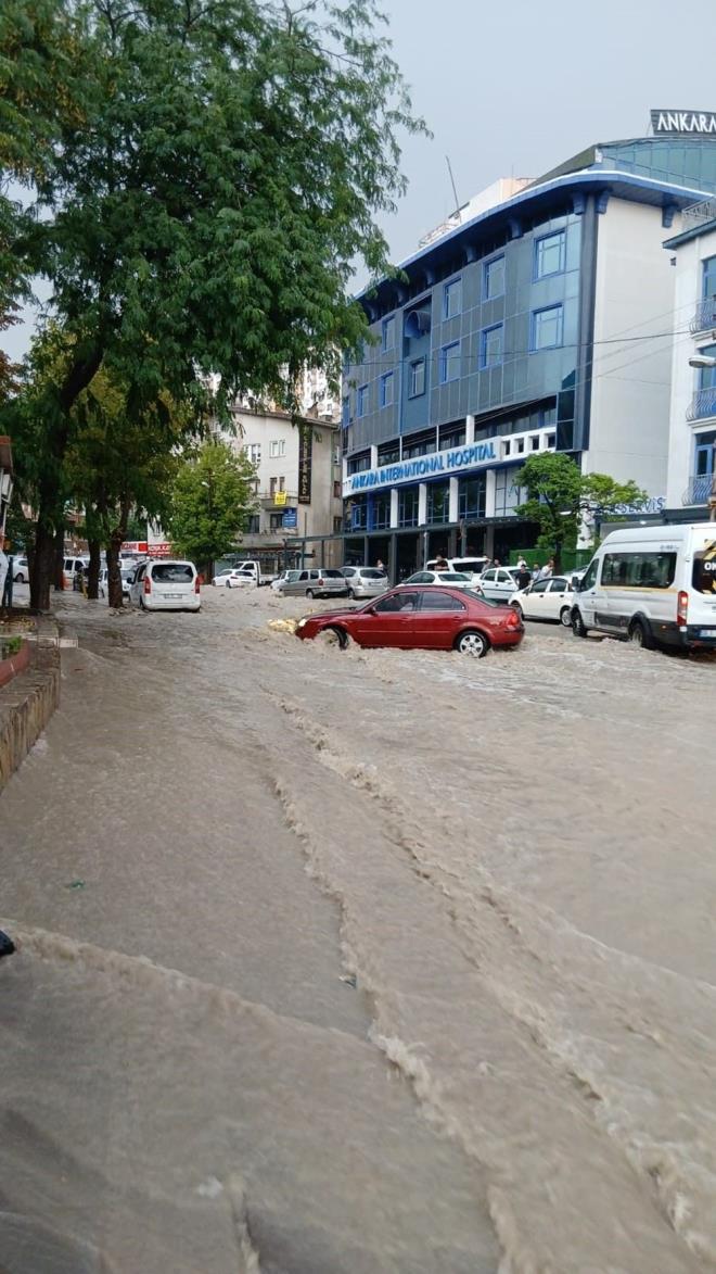 Frtna nedeniyle Keiren ve ankaya ilelerinde aalar devrildi. Mamak Cengizhan Mahallesi'nde bir binann ats utu.