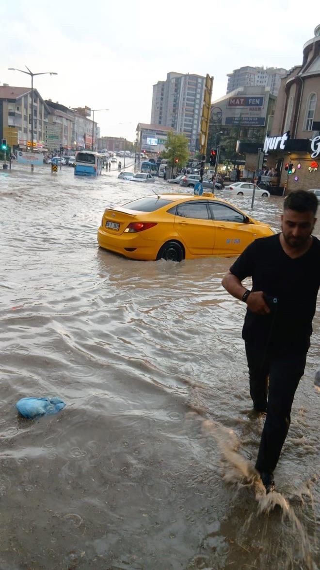 Ya nedeniyle trafik olumsuz etkilendi.    Yan etkili olduu blgelerde baz aralarn srklendii grld, ok sayda ara su ierisinde kalarak zarar grd.    Srcler ise su birikintileri yznden glkle ilerledi.