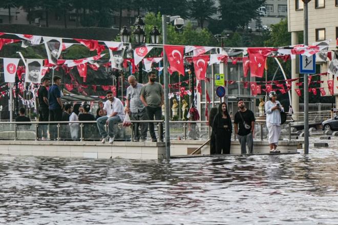 Meteoroloji Genel Mdrl'nn son tahminlerine gre bugn bakent Ankara'da yine yamur beklentisi var.