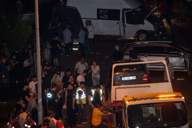 Ankara'da dn akam saatlerinde yaan yamur, Keiren'de sele dnmt.    Baz yollar gle dnerken, evleri su basmt.    Ankara iin benzer bir uyar bugn de yapld.