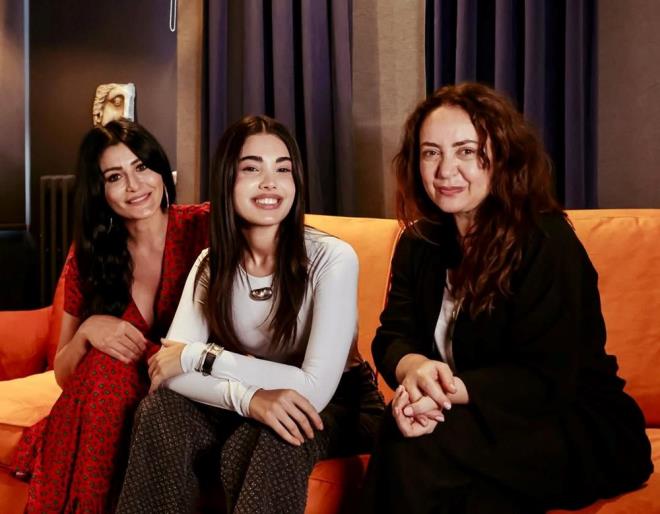 ARPINTI KONUSU    Hayata tutunma mcadelesi, kesien hayatlar ve srlarla dolu bir aileyle izleyiciyi derin bir yolculua karacak arpnt; bir kalbin, iki annenin ve tek bir srrn glgesinde hi umulmadk balar ve buradan filizlenen aklar ekrana tayacak.