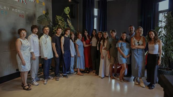 ARPINTI OYUNCU KADROSU    Merakla beklenen arpnt dizisinin kadrosunda; erif Sezer, Pnar alar Gentrk, Ogn Kaptanolu, Okan abalar, Helin Elveren, Mehmet Fatih Obuz, Ceren Ta, evval Kaya, Asya Kasap, Grberk Polat, Il Dayolu, Reit Berker Enho gibi isimler yer alyor.