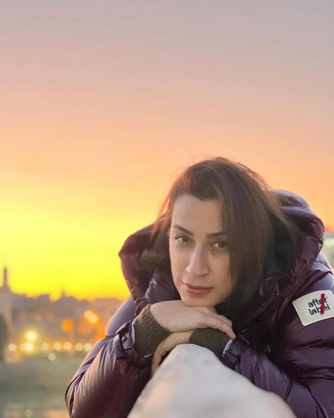 NE ZAMAN EKRANLARA GELECEK?    Ynetmen koltuunda Burcu Alptekin'in oturduu, Deniz Darg, Cem Grge ve Mevsim Yenice?nin senaryosunu kaleme ald arpnt dizisi ok yaknda Star'da...