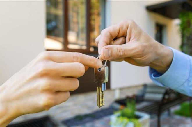 Bu sistemde yatrmclar, konutun tmne sahip olmasalar bile deer artndan pay alabilecek.<br>Gayrimenkul sertifikalar, borsada ilem grebilecek ve yatrmclar diledikleri zaman alm-satm yapabilecek. Peinat, kredi, tapu ilemleri gibi zahmetli ve masrafl srelere gerek kalmadan yatrm yaplabilecek.  <br><br>  Ev almak iin yeterli sermayesi olmayan vatandalar da bu sistemle konut projelerinden pay alabilecek. Sertifikalar sayesinde hem yatrm yapma hem de konut fiyatlarndaki arttan faydalanma ans yakalanacak. Ayn zamanda geleneksel sat srelerinin getirdii zaman ve maliyet yk ortadan kalkacak.